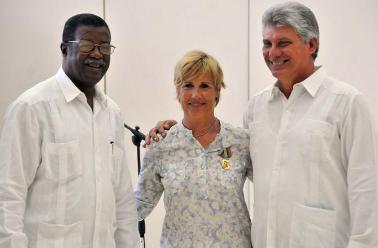 Nadadora estadounidense Diana Nyad recibe en Cuba Orden al Mérito Deportivo