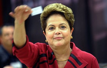 Rousseff votó en segunda vuelta de comicios generales