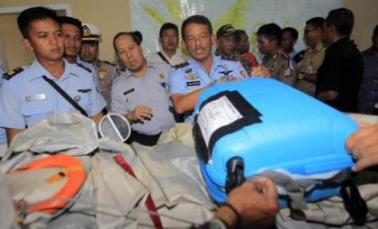 Hallados cadáveres y restos del avión de AirAsia