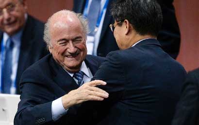 En medio el escándalo FIFA, Blatter es reelegido