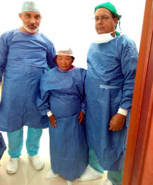 20150604005500-medicos-cubanos-en-nepal1.jpg