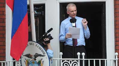 Assange teme asesinato al salir de embajada en Londres