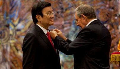Raúl condecora al presidente de Vietnam