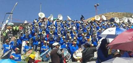 Más de 6.000 músicos bolivianos cantan a la demanda marítima