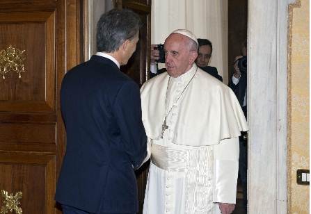 Francisco y Macri conversan en el Vaticano