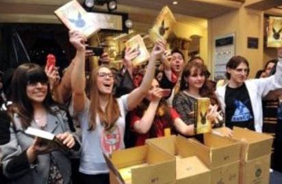 Fans de Harry Potter recibieron el octavo libro en español